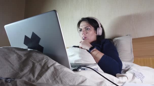 Menina Durante Epidemia Covid19 Emprego Trabalhando Remotamente Casa Seu Laptop — Vídeo de Stock