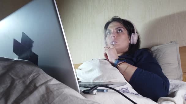 在流行病Covid19期间 女孩在家里的笔记本电脑上远程工作 — 图库视频影像