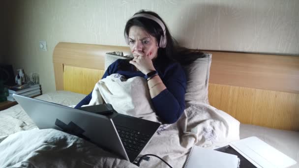 Dziewczyna Podczas Epidemii Covid19 Praca Zdalnie Pracująca Domu Laptopie — Wideo stockowe