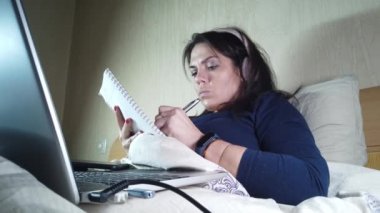 Salgın sırasında bir kız COVID19 dizüstü bilgisayarında uzaktan çalışan bir iş.