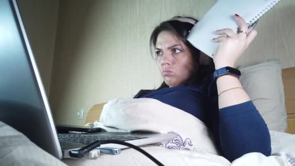 Lány Járvány Idején Covid19 Munkát Távolról Dolgozik Otthonról Laptopján — Stock videók