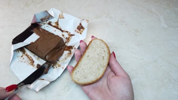 Chica Cámara Lenta Esparciendo Mantequilla Nuez Chocolate Rodaja Ciabatta — Vídeo de stock