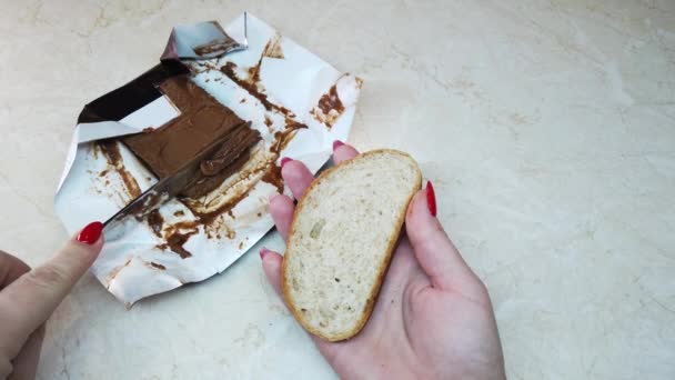 Rallentatore Ragazza Diffusione Cioccolato Dado Burro Ciabatta Fetta — Video Stock