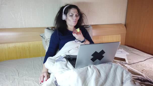 Salgın Sırasında Bir Kız Covid19 Bilgisayarında Uzaktan Çalışan Apple Yiyen — Stok video