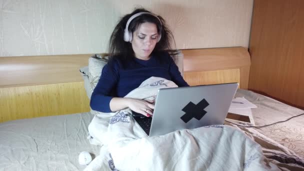 Salgın Sırasında Bir Kız Covid19 Bilgisayarında Uzaktan Çalışan Apple Yiyen — Stok video