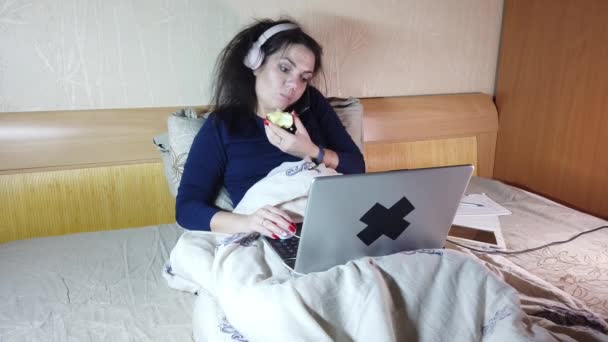 Dziewczyna Podczas Epidemii Covid19 Praca Zdalnie Pracująca Domu Laptopie Jedząca — Wideo stockowe