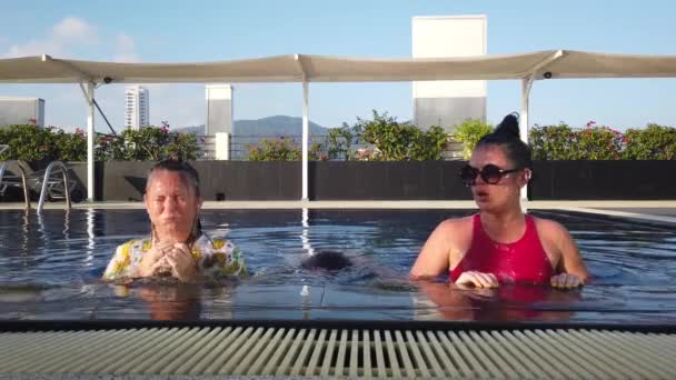 Zwei Mädchen Und Ein Mann Tummeln Sich Pool — Stockvideo