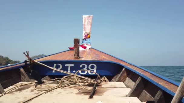 Longtail Boat Går Hög Hastighet Vågorna Längs Kusten — Stockvideo