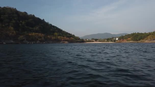 Barco Precipita Largo Orilla Donde Yacen Las Grandes Piedras — Vídeos de Stock