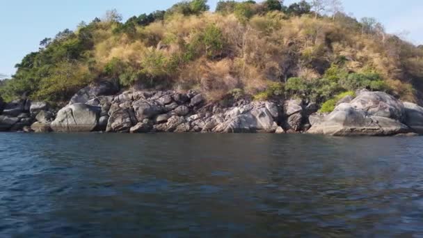 Barco Precipita Largo Orilla Donde Yacen Las Grandes Piedras — Vídeo de stock