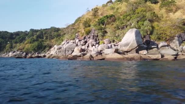 Barco Corre Longo Costa Onde Encontram Grandes Pedras — Vídeo de Stock