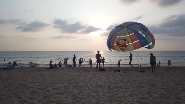 Marzo 2020 Karon Beach Phuket Thailandia Spiaggia Tropicale Con Numerosi — Video Stock