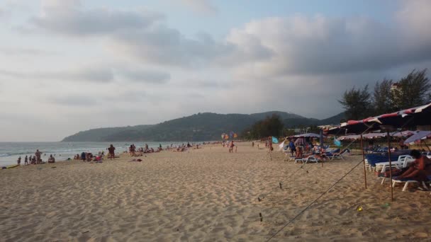 Mars 2020 Karon Beach Phuket Thailand Tropisk Strand Med Många — Stockvideo