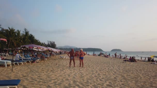 2020 Phuket Thailand 선탠을 수영을 수많은 관광객들이 — 비디오