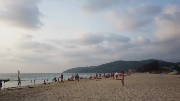 2020年3月13日 Karon Beach Phuket Thailand 热带海滩 有许多游客晒黑太阳 在水里游泳 阳光灿烂 — 图库视频影像