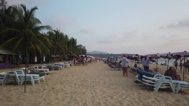 Março 2020 Karon Beach Phuket Thailand Praia Tropical Com Numerosos — Vídeo de Stock