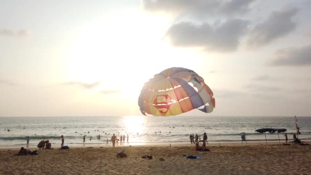 2020年3月13日タイ プーケット島 カロンビーチ 日当たりの良い日に海岸にパラソルを設置し 多くの観光客が日焼けして水に泳いでいる熱帯ビーチ — ストック動画