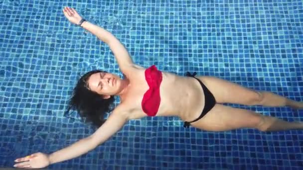 어느 화창 한 날, 풀장에서 수영하는 어린 갈색 머리 새 — 비디오