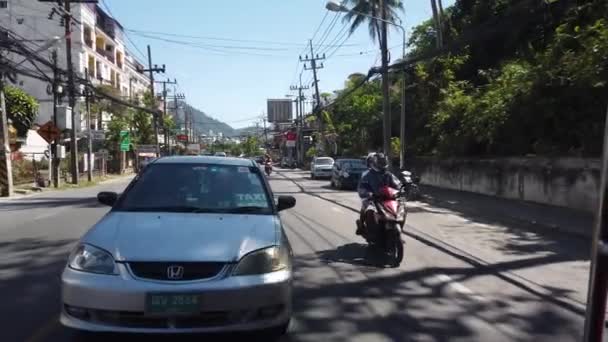 15 marca 2020 r., PHUKET, Tajlandia: drogi Phuket w Tajlandii, widok ruchu drogowego na Phuket w pierwszej osobie — Wideo stockowe
