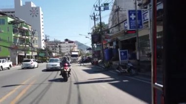 15 Mart 2020, PHUKET, THAILAND: Tayland 'da Phuket yolları, Phuket yollarındaki trafiğin birinci şahıs görüntüsü