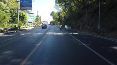 15 Mart 2020, PHUKET, THAILAND: Tayland 'da Phuket yolları, Phuket yollarındaki trafiğin birinci şahıs görüntüsü