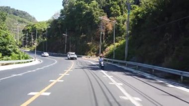 15 Mart 2020, PHUKET, THAILAND: Tayland 'da Phuket yolları, Phuket yollarındaki trafiğin birinci şahıs görüntüsü
