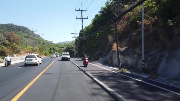 15 MAART 2020, PHUKET, THAILAND: Phuket wegen in Thailand, first-person zicht op het verkeer op de wegen in Phuket — Stockvideo