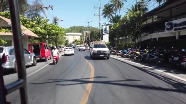 15 Março 2020, PHUKET, Tailândia: estradas de Phuket na Tailândia, visão em primeira pessoa do tráfego em estradas em Phuket — Vídeo de Stock