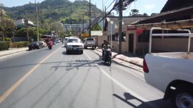 15 Mart 2020, PHUKET, THAILAND: Tayland 'da Phuket yolları, Phuket yollarındaki trafiğin birinci şahıs görüntüsü