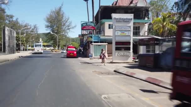 15 MARZO 2020, PHUKET, THAILANDIA: Phuket roads in Thailand, veduta in prima persona del traffico sulle strade di Phuket — Video Stock