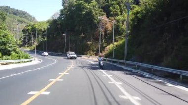 15 Mart 2020, PHUKET, THAILAND: Tayland 'da Phuket yolları, Phuket yollarındaki trafiğin birinci şahıs görüntüsü