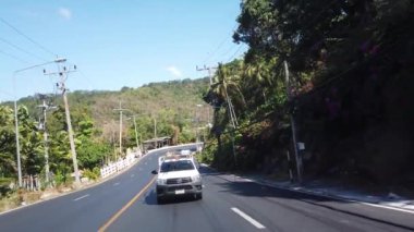 15 Mart 2020, PHUKET, THAILAND: Tayland 'da Phuket yolları, Phuket yollarındaki trafiğin birinci şahıs görüntüsü