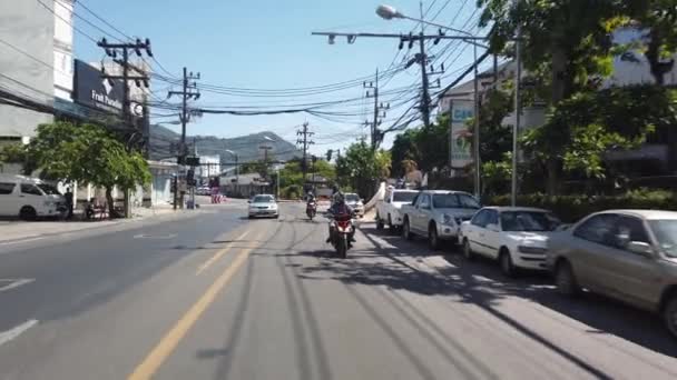15 MAART 2020, PHUKET, THAILAND: Phuket wegen in Thailand, first-person zicht op het verkeer op de wegen in Phuket — Stockvideo