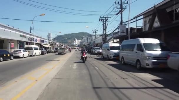 15 MARZO 2020, PHUKET, TAILANDIA: Carreteras de Phuket en Tailandia, vista en primera persona del tráfico en las carreteras de Phuket — Vídeo de stock