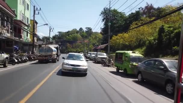 15 Março 2020, PHUKET, Tailândia: estradas de Phuket na Tailândia, visão em primeira pessoa do tráfego em estradas em Phuket — Vídeo de Stock