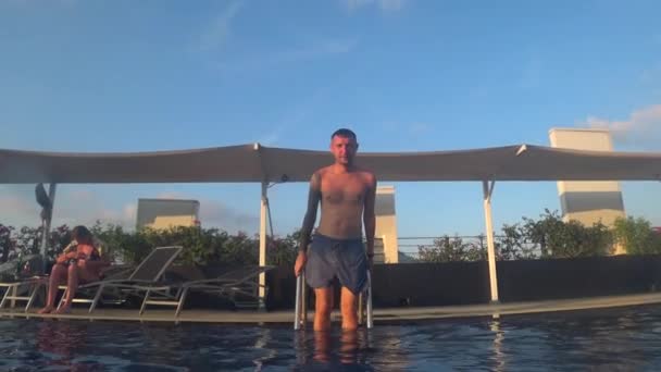 Άνθρωπος Στην Πισίνα Κάτω Από Νερό — Αρχείο Βίντεο