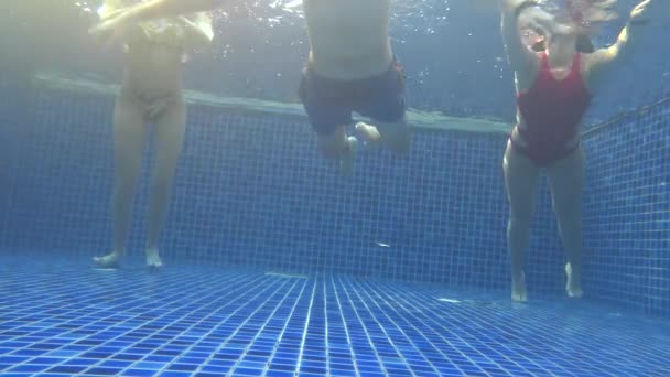 Dos Chicas Hombre Nadan Piscina Vista Desde Debajo Del Agua — Vídeo de stock