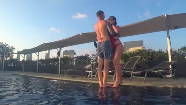 Ein Verliebtes Paar Fällt Den Pool — Stockvideo