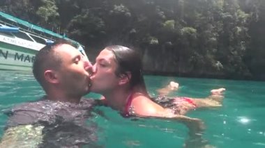 Birbirine aşık bir çift ve kız arkadaşları Phi Phi Adası 'ndaki açık denizde yüzüyorlar.