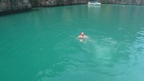 Mädchen Schwimmen Offenen Meer Einer Kleinen Bucht Nahe Der Insel — Stockvideo