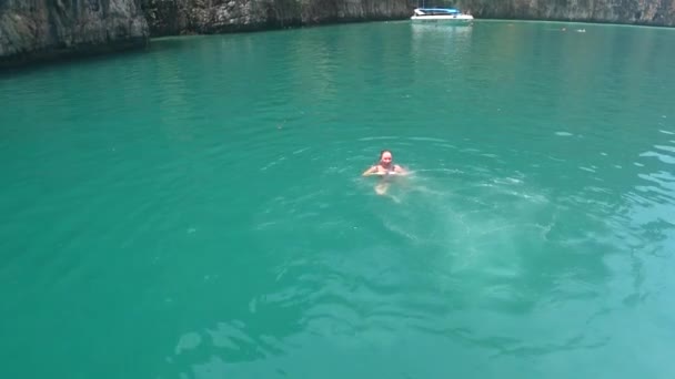 Girls Swim Open Sea Small Bay Island Phi Phi — Stock Video