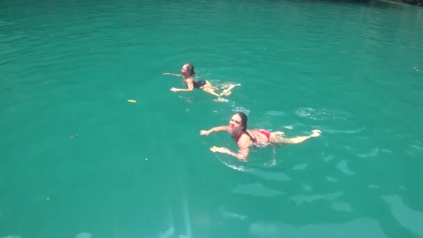 Ragazze Nuotare Mare Aperto Una Piccola Baia Vicino All Isola — Video Stock