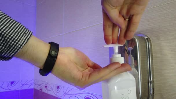 Mannen Tvättar Händerna Noggrant Med Tvål Badrummet Vatten Rinner Från — Stockvideo