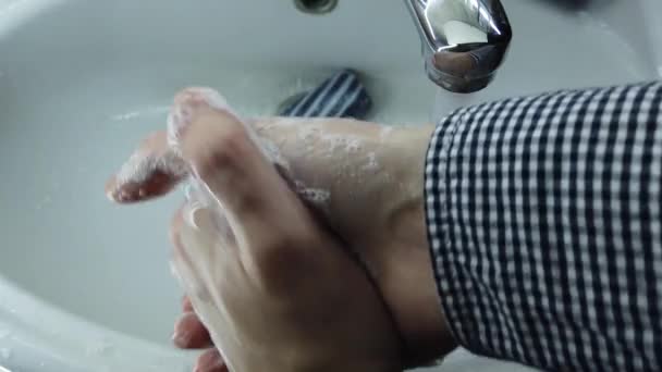 Mężczyzna Dokładnie Myje Ręce Mydłem Łazience Woda Płynie Kranu Zapobiec — Wideo stockowe