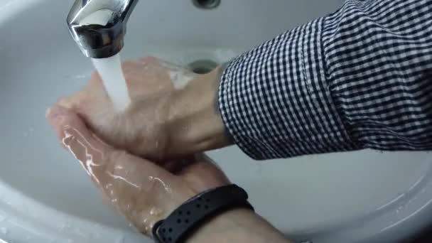 Mężczyzna Dokładnie Myje Ręce Mydłem Łazience Woda Płynie Kranu Zapobiec — Wideo stockowe