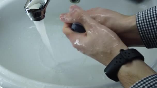 Мужчина Тщательно Моет Руки Мылом Ванной Вода Течет Крана Предотвратить — стоковое видео