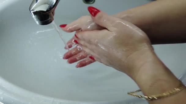 Flickan Tvättar Händerna Noggrant Med Tvål Badrummet Vatten Rinner Från — Stockvideo