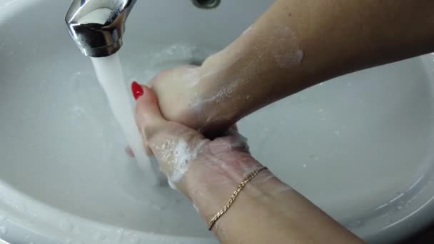 Ragazza Lava Accuratamente Mani Con Sapone Bagno Acqua Scorre Dal — Video Stock