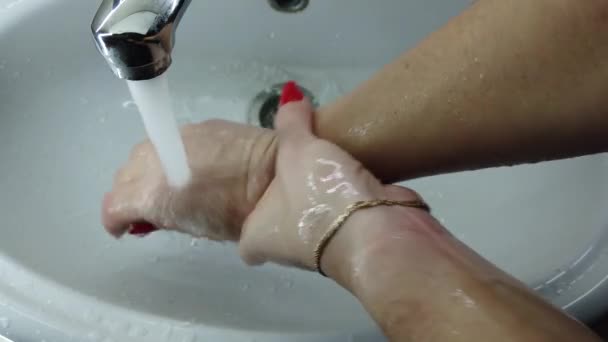 Rapariga Lava Lhe Mãos Com Sabão Casa Banho Água Flui — Vídeo de Stock
