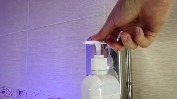 Alaposan Megmossa Kezét Szappannal Fürdőszobában Víz Csapból Folyik Megelőzni Fertőzést — Stock videók